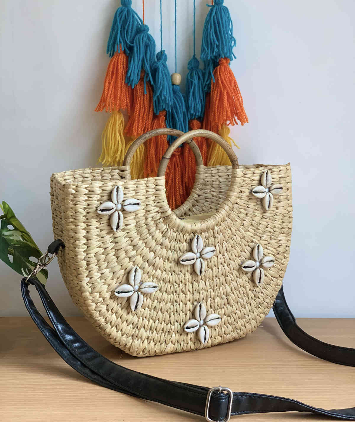 Kouna U-Shaped Shelly Sling Bag