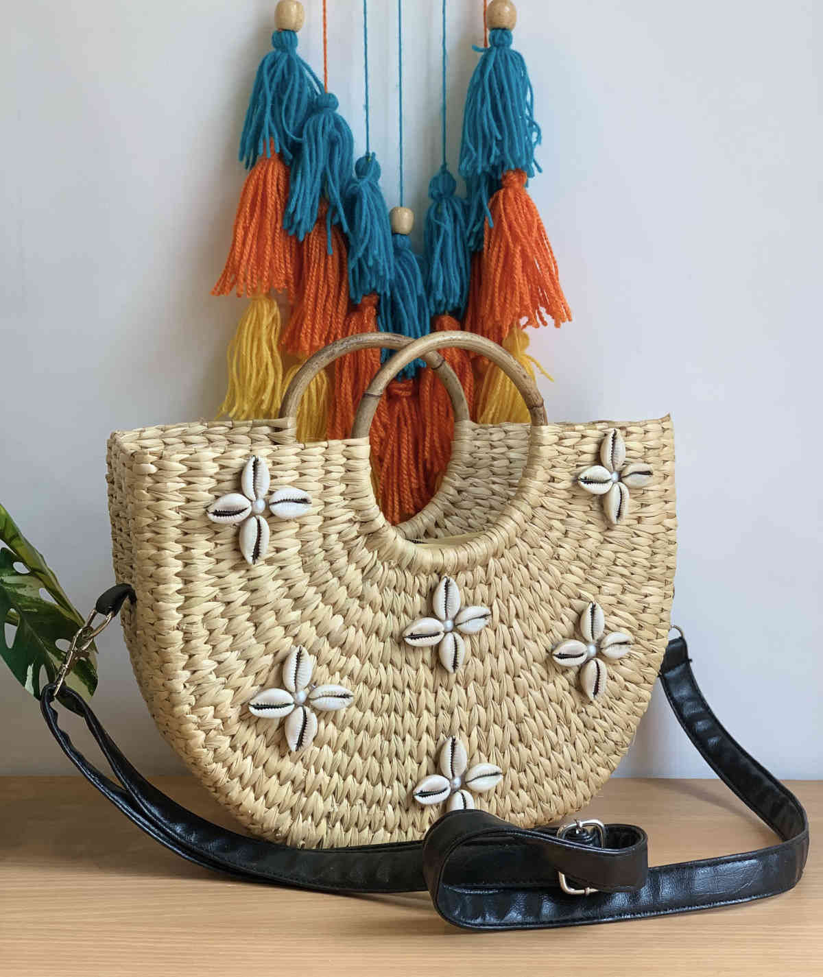 Kouna U-Shaped Shelly Sling Bag